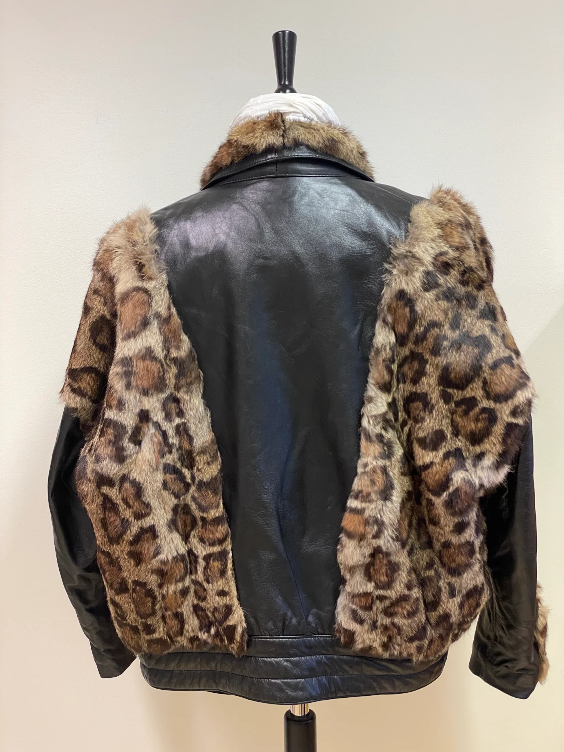 Svart skinnjacka med leopardmönstrad kaninpäls - 90