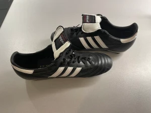 Fotbollsskor adidas  - Skorna är i nyskick, använda en gång då de var för små för mig. 
