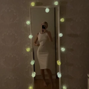 Vitklänning! - Jätte fin vit klänning, i storlek xs från lager 157. Lägger sig väldigt fint på kroppen och är nästan oanvänd just för att jag har en likadan!💞