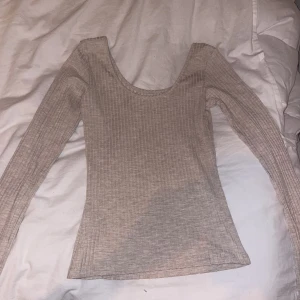 Snygg långärmad tröja  - Köparen står för frakten 