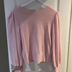 Stickad tröja från & other stories  - Toppenfin tröja från & other stories, i alpacka- och ull material. Sparsamt använd. 