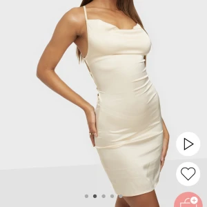 Klänning - Säljer min fina beige/vita klänning som bara använts 1 ggn under studenten