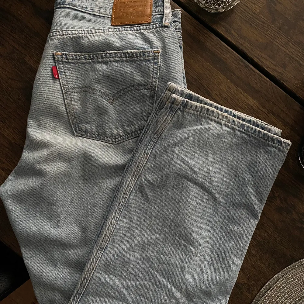 Assnygga!!!! levis loose straight jeans som är slutsålda på många webbsidor. Low-waisted och sitter som på första bilden men i en ljusare färg! Sparsamt använda, dock har dem ett lagat hål på knät, kan skicka bild privat!🫶🏼. Jeans & Byxor.