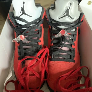 Air Jordan 5 Raging Bull  - Condition: 9.5/10 använda max 5 gånger i skolan men är nu för små för mig. Box kommer med och kvitto från SNS finns. Fri frakt eller meetup i stockholm. Pris kan diskuteras.