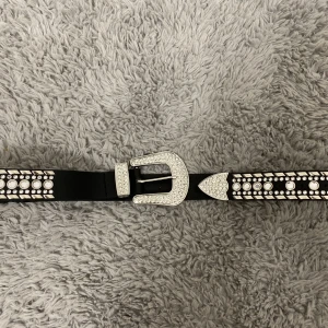 Bälte  - Jätte fint bälte som passar skit bra till lågmidjade jeans. Använt ett fåtal gånger, så den är gott som ny