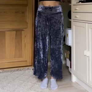 Blåa byxor - Blåa sammets byxor från Lindex. Kort i modellen o lite stora o stretchiga, flared. Använder inte längre, fint skick.