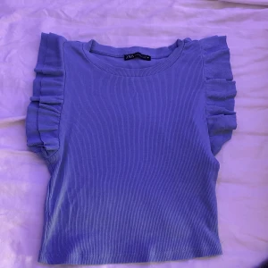 Volang linne - Ett ljusblått volang linne från zara i bra skick💗