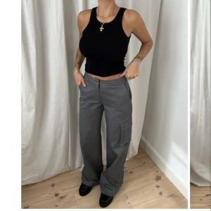 Cargo pants - Helt nya jättefina grå cargobyxor. "Oanvända och lapp kvar" Tall modell 