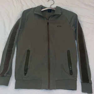 Hugo boss dress storlek S passar även M - Hej jag säljer en Hugo boss dress användt cirka 6 gånger.