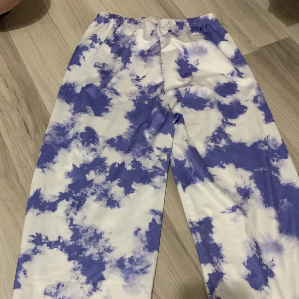 Ett par fina tunna byxor från Shien som är lilla vita och mycket fina❤️ säljer dem för att jag inte använder dem och dem är för små . Jeans & Byxor.