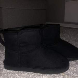 Säljer dessa Uggs liknande skor på grund av de inte passade mig🤍storlek 38 Säljer de för 100kr+frakt Aldrig använda 