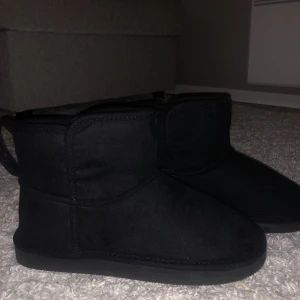 Uggs liknande skor från HM - Säljer dessa Uggs liknande skor på grund av de inte passade mig🤍storlek 38 Säljer de för 100kr+frakt Aldrig använda 