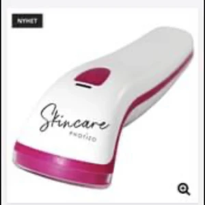 Pharma light Photizo Skin Care  - Photizo Skin Care är en handhållen, uppladdningsbar och effektiv LED ljusbehandlingsenhet som avger rött och infrarött ljus på specifika våglängder och frekvenser för aktivering av kroppens egna läkningsförmåga och ökad cirkulation. 