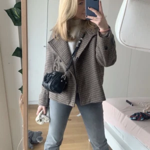 Rutig Arket Jacka  - En knappt använd arket jacka som är i fint skick. Säljer pågrund av att jag vill köpa en ny jacka. Jackan är helt slutsåld så passa på😉 Nypris 1795kr