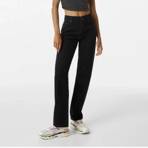 Bershka Jeans Raka (oanvända) - Säljer dessa raka jeansen från bershka då de aldrig kommit till användning. Prislappen är av men byxorna är aldrig använda. Endast Swish och post. Bara att skriva vid frågor. 