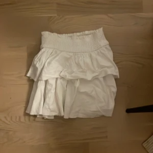 Vit volang kjol - Vit volang tjock från Shein som säljs för att den inte har kommit till andvändning på ett bra tag🫶🏼