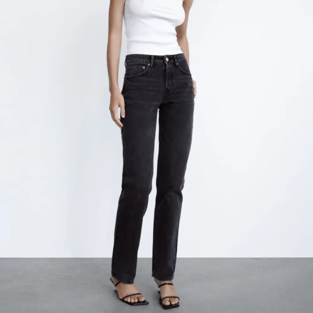 Jättefina jeans från Zara, tror de är slutsålda 💖 De är midwaist och straight, och går ner till fötterna på mig som är ca 165 cm lång. De är svarta/gråa. Endast använd fåtal gånger. Skriv ifall du har några frågor eller fler bilder! Pris kan diskuteras!. Jeans & Byxor.