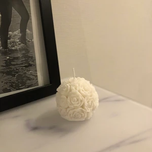 Ljus  - Hej alla fina!  Vi är två tjejer som tillverkar ljus av återvunnet material där vi skänker 25% till Barncancerfonden✨ Tyvärr så blir inte alla ljus som vi tänkt oss så i stället för att låta det gå till spillo försöker vi vi sälja de för 25kr styck💕