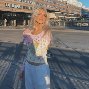 Färgglad hålstickad tröja  - Underbar stickad tröja från bik bok i härliga färger. Jättebra skick passar xs/s. 