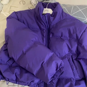 Weekday Jackam  - Stl Xs men det är väldigt stor, jag själv har M som storlek, köpte förra vinter. 