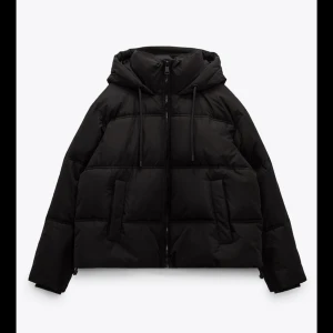 Zara jacka  - En nästintill oanvänd svart vinterjacka från zara. Skriv för fler bilder 🫶🏻 ligger uppe igen pga oseriös köpare 