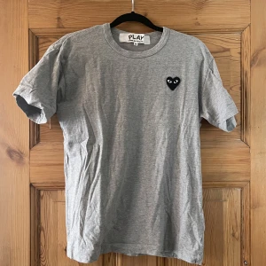CDG Play T-Shirt - CDG Play tisha köpt i butiken i Paris, 9/10 cond, väldigt välvårdad. Nypris ca en lax. Sz M