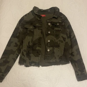Jeansjacka i camoflage  - Jeansjacka i tygförgat camoflage. Helt oanvänd, storlek 36