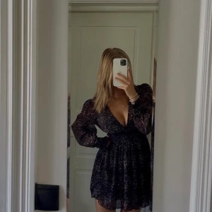 NAKD KLÄNNING - Knappt använd av mig köpt här på Plick! Skriv för egna bilder. Klänning med struktur och smockdetalj.  Storlek 40 men det är stretchigt så passar mig med 36 också.