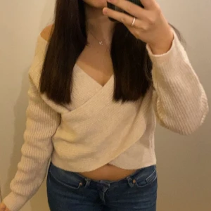 Stickad tröja - Söt korsad stickad tröja 