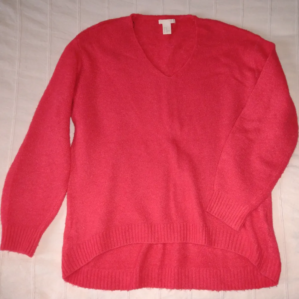 Röd tröja som är mjuk och lite lurvig (en del noppror också, men de går att ta bort). Sparsamt använd. V-ringad. Storlek XS.. Tröjor & Koftor.