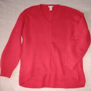 Röd tröja som är mjuk och lite lurvig (en del noppror också, men de går att ta bort). Sparsamt använd. V-ringad. Storlek XS.