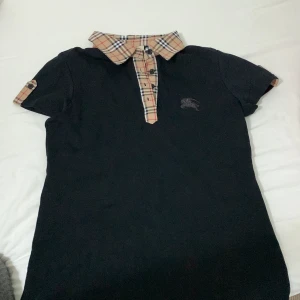 Polo skjorta - Snygg skjorta passar båda könen 