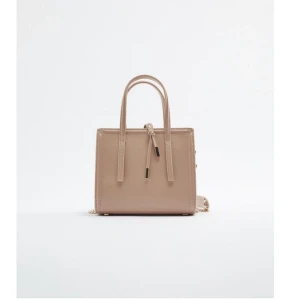 Zara väska  - Använd 1-2 gånger  Kommer med 2 kedjor 