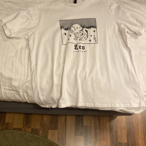 Starshine - t-shirt från hm med trycket leo. föreslå pris🫶🏽