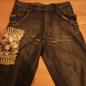 Y2k byxor - y2k byxor som säljs för att den är för stora för mig, de är lite slitna vid slutet av fötterna vilket gör så att jag minskade priset lite SIZE: 34 (det står size 34 fast de är större)