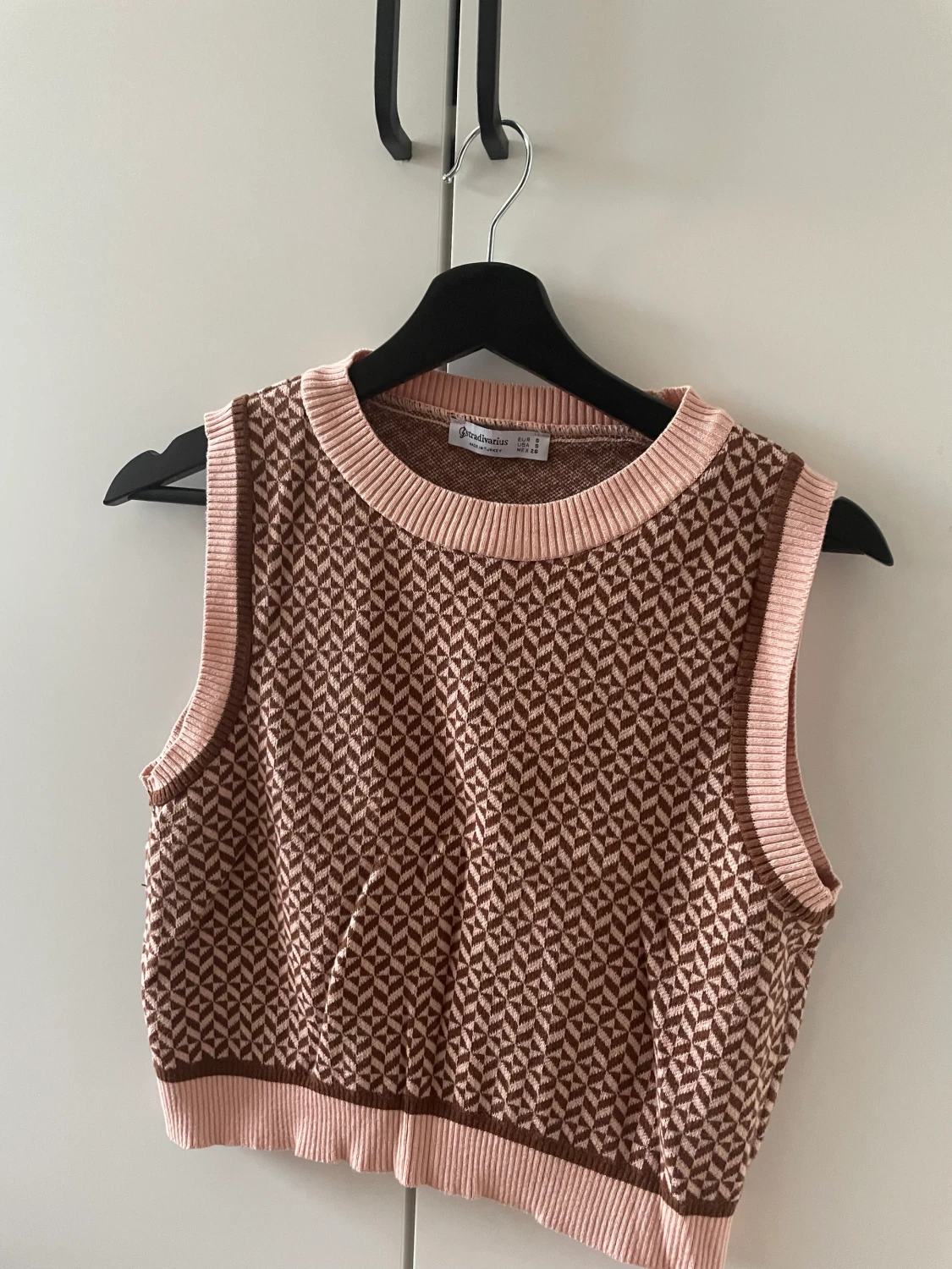 Rosa mönstrad stickad väst