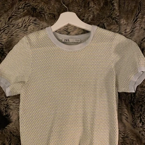 Zara topp - Så fin stickad tshirt från zara (köpt för mer än 1 år sen). Säljer för att den inte kommer till användning. Den är i M men passar även till S