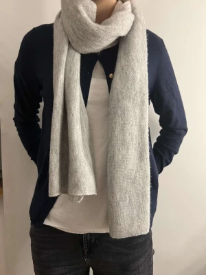 Marinblå kofta - Jätte söt kofta i marinblå, skitsnyggt med halsduk till;) storlek S och bär vanligtvis xs/s💙!