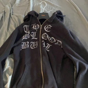 rhinestone tröja - Säljer denna tröja pga av att jag inte använder den.  köpte den för runt en månad sedan. Kondition 8/10