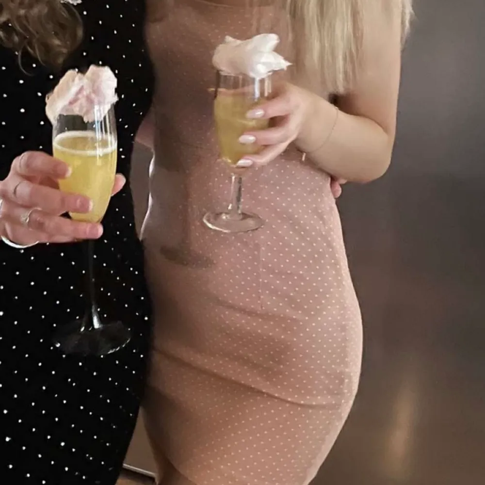 Rosa, prickig, cocktailklänning från forever 21. Älskar men kommer tyvärr inte till användning längre. Fint skick. Obs. Första bilden visar endast klänningens modell :). Klänningar.