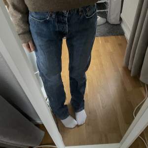 Midrise jeans från zara i storlek 34. Lite slitna nere vid kanten eftersom jag har använt dom mycket. Köparen står för frakten, 66 kr spårbar frakt