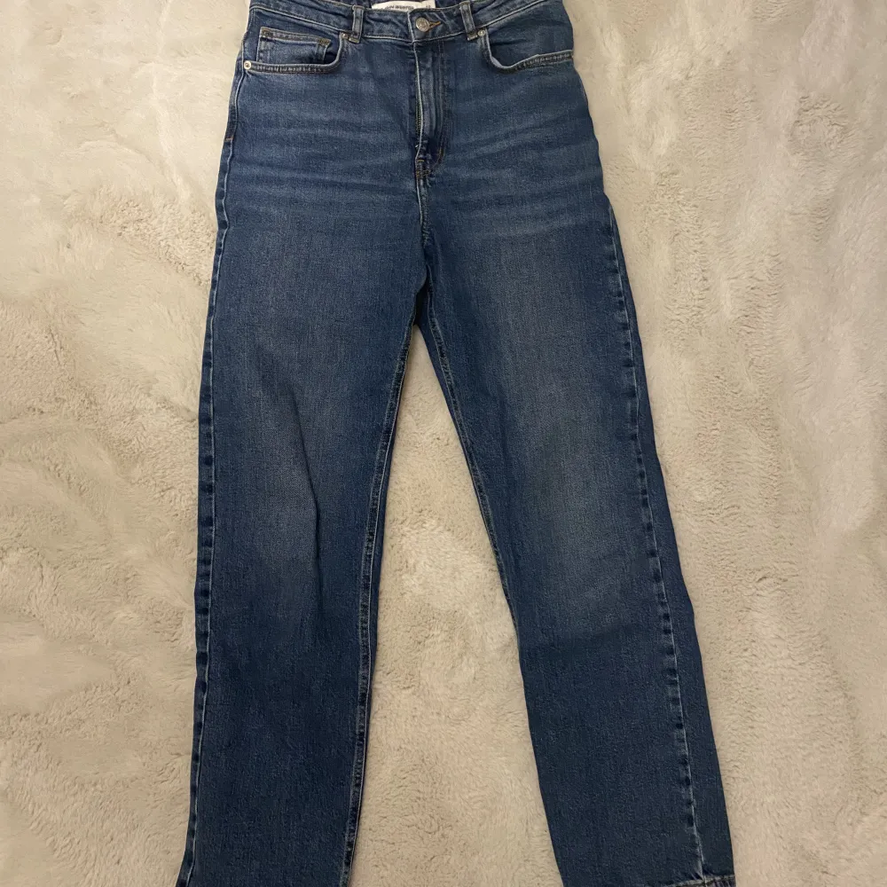Raka jeans från Carin Wester köpta i somras för 600kr. . Jeans & Byxor.