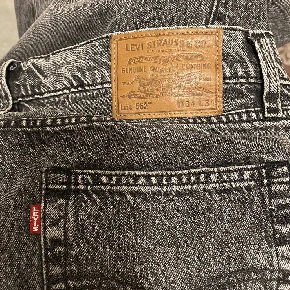 Nya jeans från Levi’s modell 562. Storlek 34/34 herr men funkar absolut på dam också.   Använda ca 5 gånger så typ nyskick. Köpta på Carlings för 999kr. Pris går att diskutera!! Flyttar 1/12 så behöver vara snabb affär!!!💗. Jeans & Byxor.