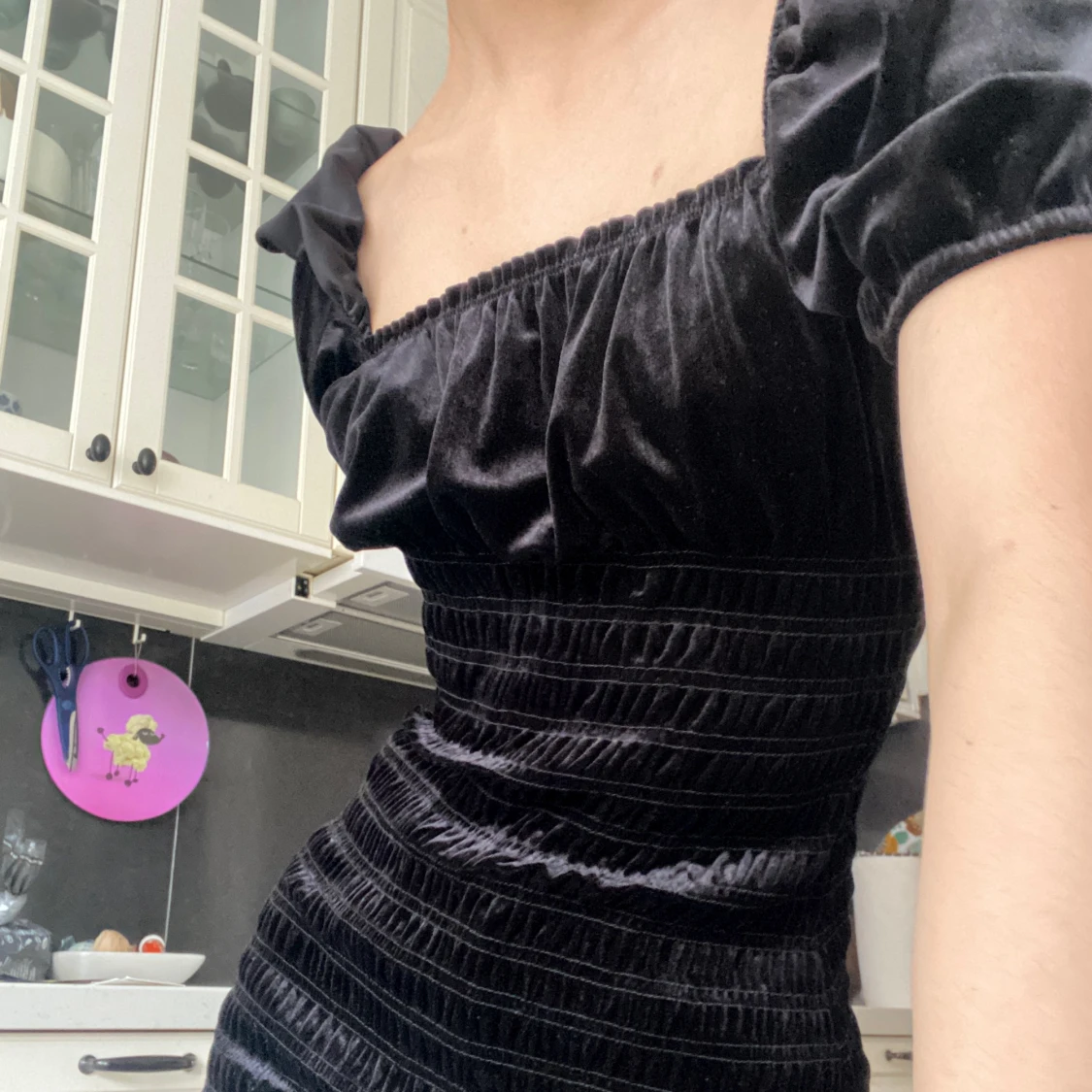 Svart bodycon klänning med puffärmar