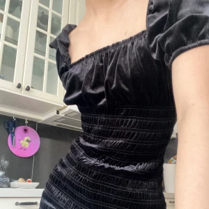 Svart bodycon klänning med puffärmar - Jättesöt fest och holiday klänning! Nypris:399kr 