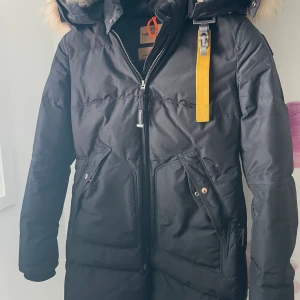 Parajumper jacka   - Parajumper jacka i svart, storlek xs. Använd några gånger och är i nyskick. 