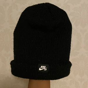 Nike mössa - Nypris 299kr  Fin men använd därav priset. Vita ”luddet” går snabbt att ta bort & görs av mig innan jag postar.