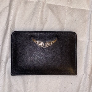 Zadig o Voltaire  - Säljer denna jättefina Zadig plånboken k väldigt fint skick! Säljer då den helt enkelt inte kommer till användning!❤️ kontakta för fler frågor! 