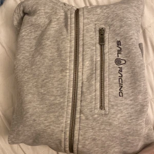 Sail racing kofta  - Säljer denna jättefina koftan från sailracing! Tröjan är i väldigt fint skick och sparsamt använt men har lite slitningar på armbågen ❤️ kontakta för fler frågor 