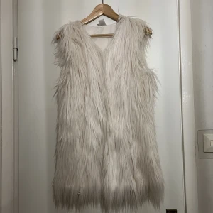 Fluffig väst ifrån Vila 🤍 - Säljer min vita fina väst ifrån VILA 🤍